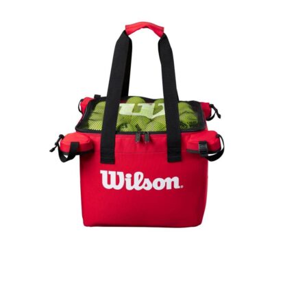 Square bag for tennis balls from Wilson in red. Black mesh on the top with white Wilson logo. Wilson in white writing on the sides of the bag.