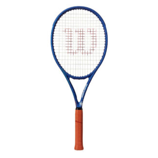 Blue tennis racquet with clay grip and white strings with red "W" for Wilson. White Roland Garros logo at the bottom of the throat. Wilson Clash 100 v2.0 Roland Garros Edition.