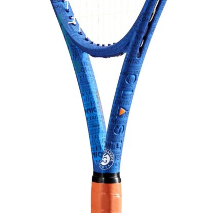 Close up throat view of blue tennis racquet with clay grip and white strings with red "W" for Wilson. White Roland Garros logo at the bottom of the throat. Wilson Clash 100 v2.0 Roland Garros Edition. Clash in blue writing on the side of the beam.