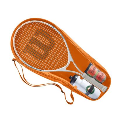 Kit with white 25" tennis racquet from wilson, white water bottle with Roland Garros logo and 2 orange tennis balls from Wilson. This kit comes in a small single racquet bag in orange.