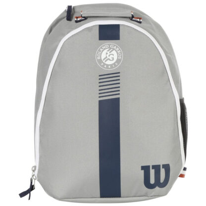 Wilson Roland Garros Grey junior backpack with blue and clay details. Front side view. Blue "W" (Wilson) logo. White Roland Garros logo.