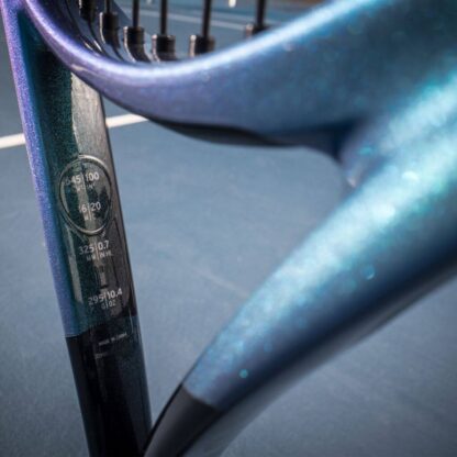 View of inside of racquet throat of black and blue pearlescent tennis racquet from HEAD. Specs listed inside: Headsize: 645cm^2 / 100 in^2, Balance: 325 mm / 0,7 in HL, Weight: 295g / 10,4 oz. HEAD Gravity MP Auxetic 2025.