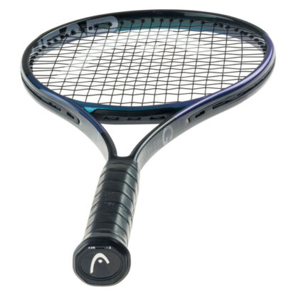 View from buttcap of black and blue pearlescent tennis racquet from HEAD. Black strings with white HEAD logo and black grip. Gravity in grey silver writing on the side and HEAD in grey silver writing inside the beam. HEAD Gravity MP Auxetic 2025.