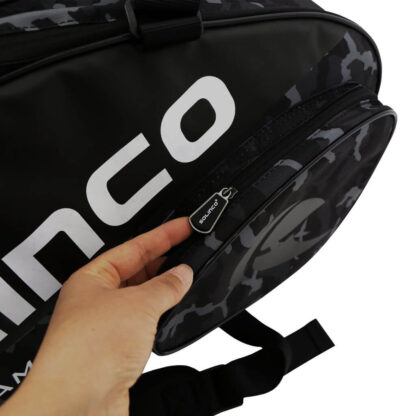 Highligt of zipper quality on black and grey camo racquet bag for tennis racquets. With carrying strap, side pockets and multiple rooms. Solinco in white writing on the side and a black solinco logo on the smaller side pocket. Solinco Tour Racquet bag 6pcs in midnight camo.